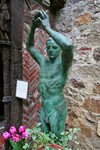 Dr Hammond statue