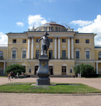 Pavlovsk statue out in courtyard