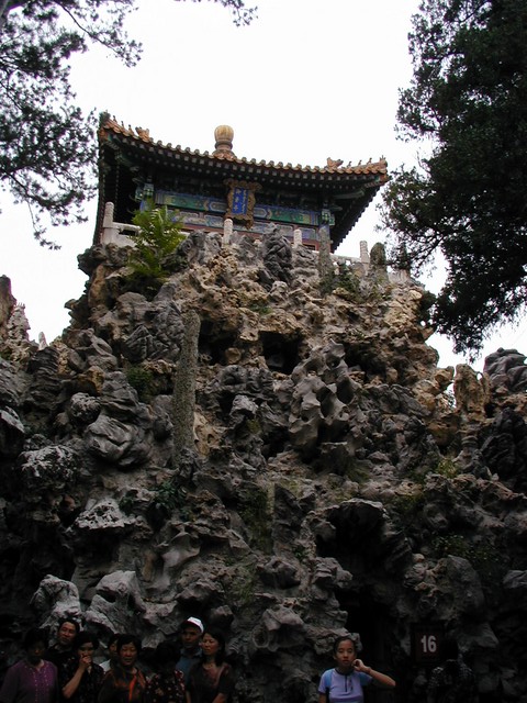 Near the north gate, there is a group of man-made rockeries, called Duixiu (Collecting Elegance) Hill with Yujingting (Imperial View Pavilion) on the top.