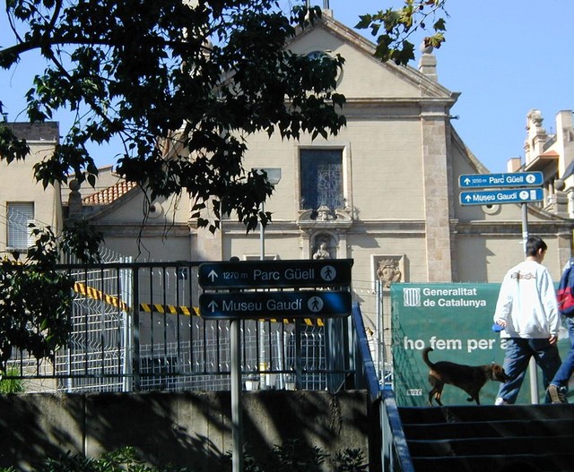 Parc Guell path from metro