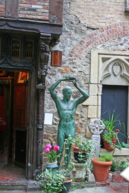 bronze Hammond statue