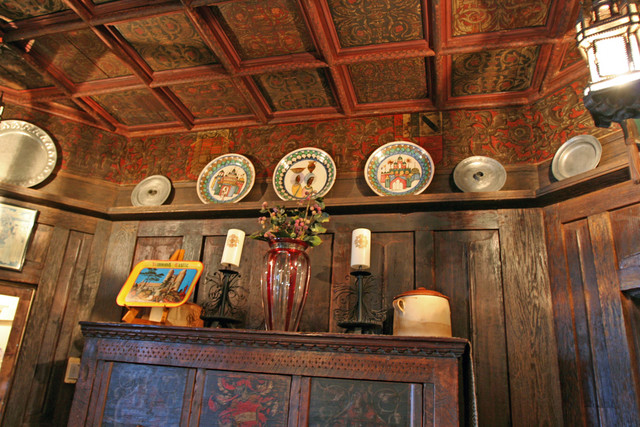 plates ring the room