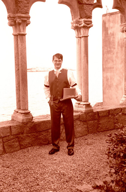 Joe with a burgundy tint near the arches