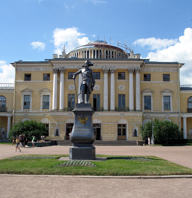 Pavlovsk statue out in courtyard