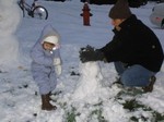 Ella finds an assistant to sculpt her snowman