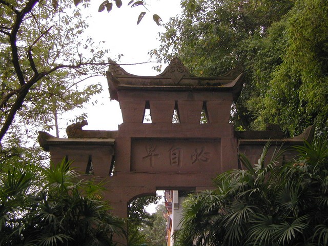 Gate on the path to Shibaozhai