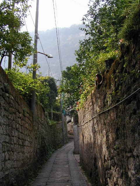 narrow alleys in Sorrento Hills