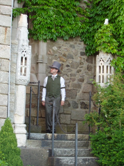Joe on the stairs spotting Ren at the door